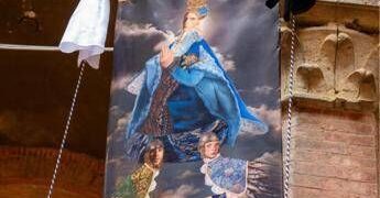 Palio di Siena 16 agosto, il Drappellone fa discutere: polemiche sul volto della Madonna ‘androgina’