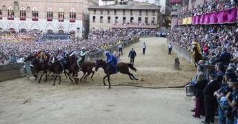 Palio di Siena, Tittia fa 13: ecco chi è il fantino che ha fatto trionfare il Nicchio