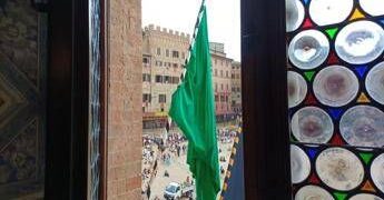 Palio di Siena, esposta bandiera verde: rinviato a domani per maltempo