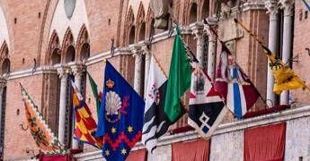 Palio di Siena, esposta la bandiera verde: rinviato per maltempo