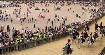 Palio di Siena, il Nicchio torna a vincere dopo 28 anni: Tittia firma il cappotto personale (con brivido finale)
