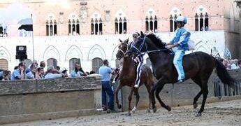 Palio di Siena, la Contrada dell’Onda vince la prima prova