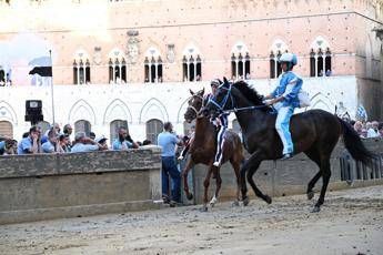 Palio di Siena, la Contrada dell’Onda vince la prima prova