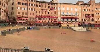 Palio di Siena, pioggia su piazza del Campo: Carriera verso nuovo rinvio