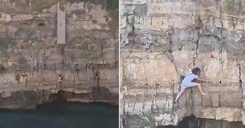 Paura a Polignano a Mare, turista resta bloccata sulla scogliera di Lama Monachile: voleva fare una foto