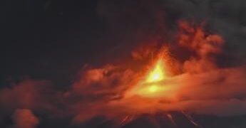Paura in Guatemala, erutta il vulcano Fuego: allerta massima
