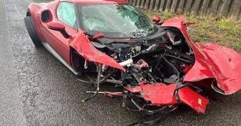 Perde il controllo sul bagnato e si schianta con la Ferrari da 300mila euro: lui illeso, l’auto a pezzi