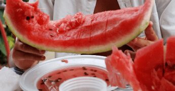 Poche calorie e tanti benefici, la ‘scoperta’ sulla buccia di anguria: “Non buttatela”