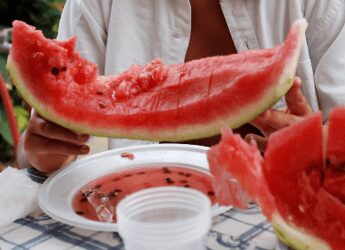 Poche calorie e tanti benefici, la ‘scoperta’ sulla buccia di anguria: “Non buttatela”