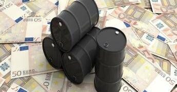 Prezzi petrolio in calo, Brent e WTI scendono: quanto costano benzina e diesel oggi