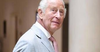 “Re Carlo è morto”, la radio sbaglia annuncio e lo speaker scappa: storia di un disastro
