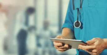 Rivela informazioni riservate, ma al telefono non c’è il paziente: medico nei guai