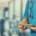 Rivela informazioni riservate, ma al telefono non c’è il paziente: medico nei guai