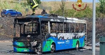 Roma, autobus a metano in fiamme a Valmontone: no feriti