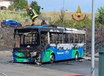 Roma, autobus a metano in fiamme a Valmontone: no feriti