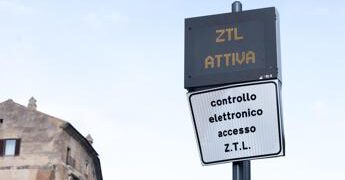Roma, caos parcheggi quando giocano Roma e Lazio: il Campidoglio lancia ipotesi Ztl per Olimpico