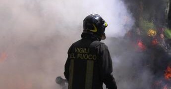 Roma, incendio a Tor di Valle: chiuso tratto della via del Mare verso Ostia. Deviazioni e lunghe code