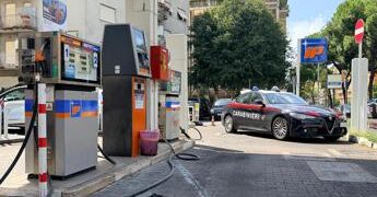 Roma, si cosparge di benzina e si dà fuoco al distributore: gravissimo un 33enne