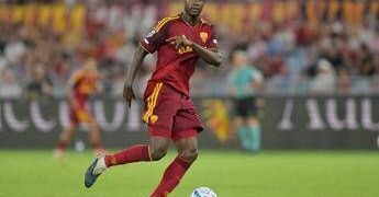 Roma, si ferma Ndicka: infortunio nel riscaldamento contro il Lecce