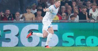 Ryanair provoca, il Genoa risponde: il battibecco social sul gol di De Bruyne