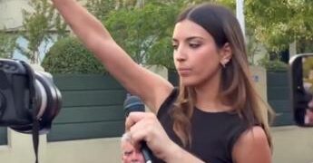 Saluto nazista davanti all’ambasciata del Marocco a Madrid, chi è l’attivista 24enne virale sui social