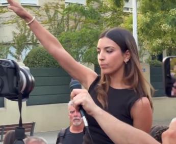 Saluto nazista davanti all’ambasciata del Marocco a Madrid, chi è l’attivista 24enne virale sui social