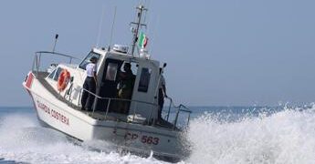 Savona, coppia in difficoltà in acqua ad Andora: bagnino si tuffa per salvarli, ma muore insieme all’uomo