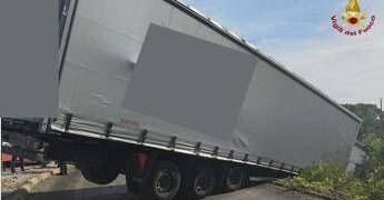 Scontro fra tir a Bari, camion sospeso nel vuoto: vivi per miracolo i due conducenti
