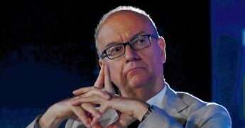 Scuola, la proposta del ministro Valditara: “Obbligo di studiare italiano per i genitori di studenti stranieri”