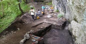 Seimila anni fa il primo tentativo di salvare una vita durante il parto, la scoperta sulle Dolomiti