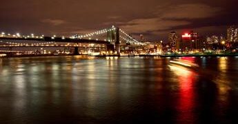 Si lancia nudo dal ponte di Brooklyn, sopravvissuto a volo di 85 metri – Guarda