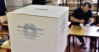 Sondaggio politico, Fratelli d’Italia stabile e Pd cala. Vannacci sale ancora