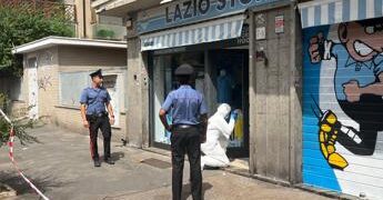 Spari contro vetrina Lazio Store a Ostia, indagini in corso