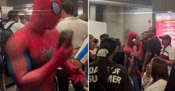 Spider-Man, fuga dal cinema per flatulenza killer: scappa anche l’Uomo Ragno