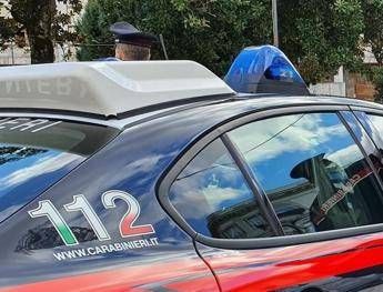 Stringe le mani al collo del compagno di classe, 12enne sviene: portato in ospedale