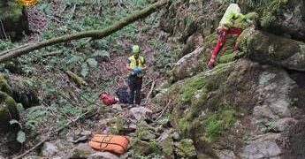 Tenta di salvare 13enne precipitato in una scarpata nel Bosco del Corniglio: morto capo scout