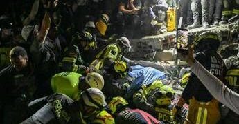 Terremoto in Colombia, donna di 32 anni estratta viva dalle macerie di un albergo tre giorni dopo il sisma: “C’è speranza”