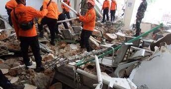 Terremoto in Indonesia, 47 morti e 2mila sfollati. Caccia ai dispersi