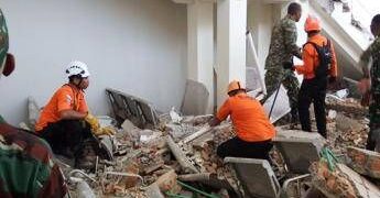 Terremoto in Indonesia, sisma di magnitudo 7,7 a largo isola di Flores: almeno 20 morti
