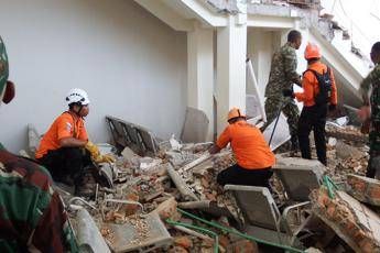 Terremoto in Indonesia, sisma di magnitudo 7,7 a largo isola di Flores: almeno 20 morti