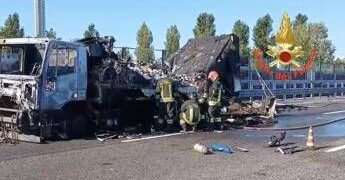 Tir in fiamme sulla Tangenziale ovest di Milano all’altezza di Rozzano, carreggiata chiusa