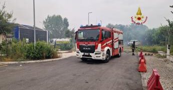 Triplo incendio a Roma: chiusa la Pontina, alla Magliana evacuata una palazzina