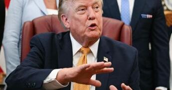 Trump all’Iran: “Ultima chance per un accordo”. E rilancia la riapertura di Hormuz entro oggi