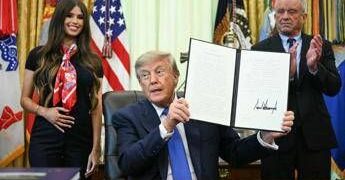 Trump cambia le ‘regole’ per i vaccini dei bambini: “Ora tassi elevati di autismo”