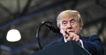 Trump e la mappa con lo Stretto di Hormuz: “Nuovo territorio Usa”. Ira di Teheran: “Illusione che correggeremo”