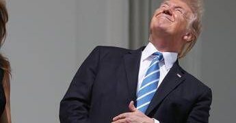 Trump, faccia a faccia con l’eclissi: occhi puntati al sole e niente occhiali