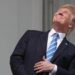 Trump, faccia a faccia con l’eclissi: occhi puntati al sole e niente occhiali