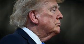 Trump ingrassato di 10 chili, il medico: “Colpa dello stress da presidenza”