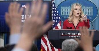 Trump, la portavoce Karoline Leavitt lascia l’incarico. Il presidente: “La capisco”
