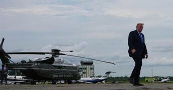Trump, paura in volo: rischio collisione tra elicottero del presidente e aereo